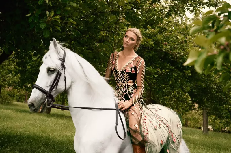 Jodie Kidd, Temperley London sonbahar-kış 2019 kampanyası için at üzerinde poz veriyor