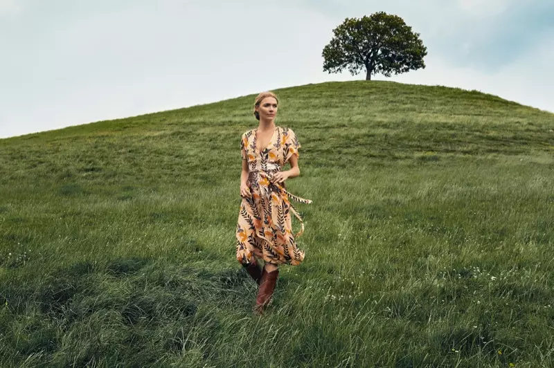 Jodie Kidd pose en robe Bellflower pour la campagne automne-hiver 2019 de Temperley London