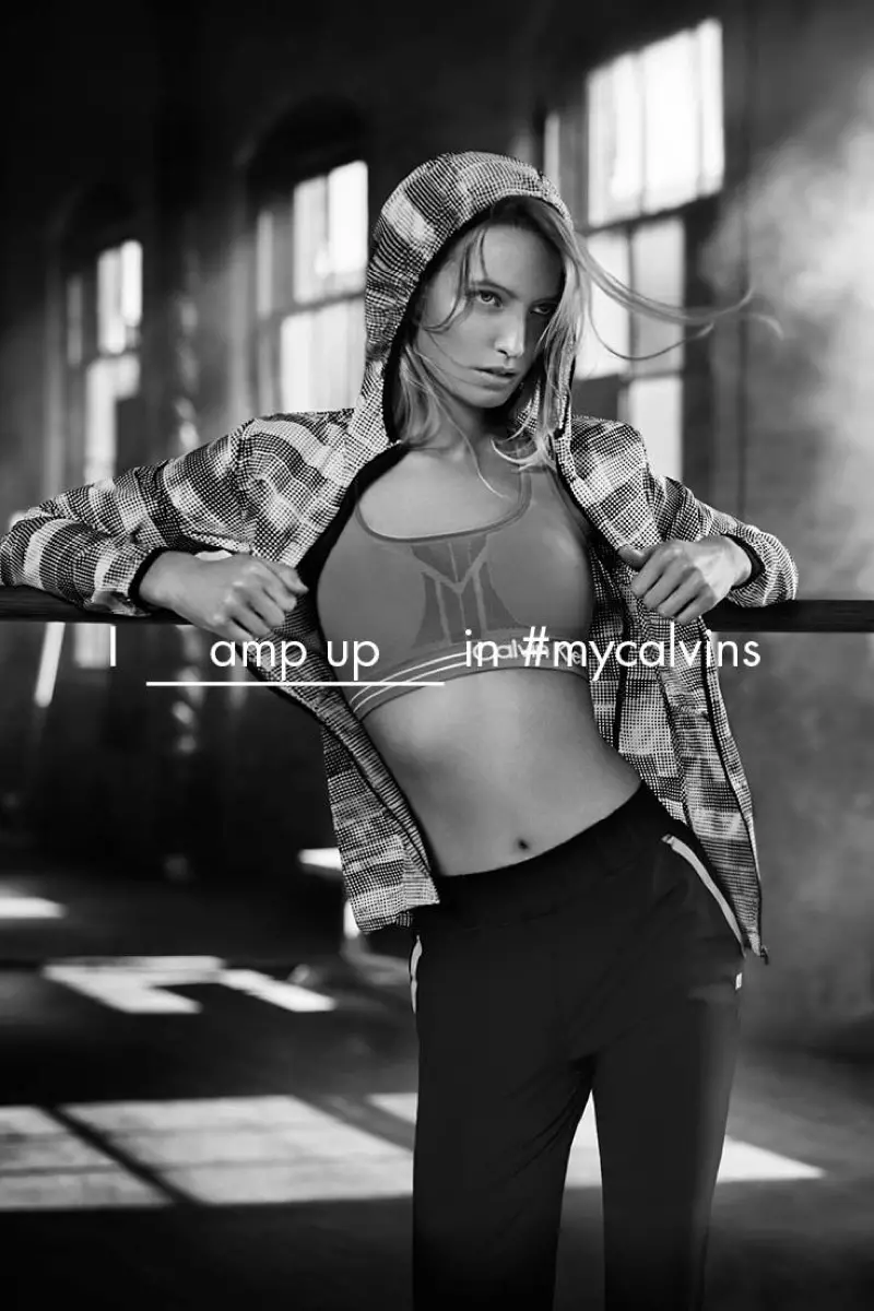 La campagna primavera 2016 di Calvin Klein Performance presenta reggiseno sportivo, giacca con cappuccio e look leggings