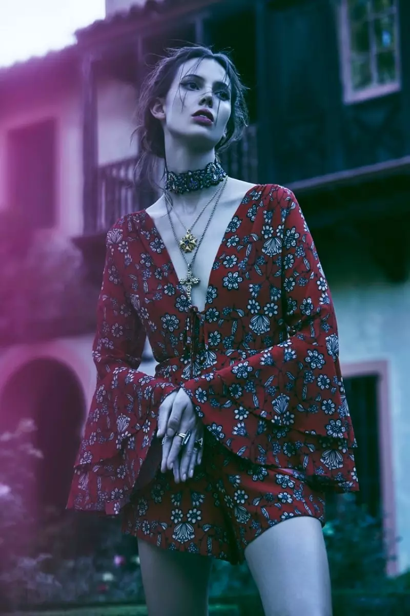 Ruby Aldridge zəng qolları olan For Love & Lemons çiçək naxışlı tulumda poza verir