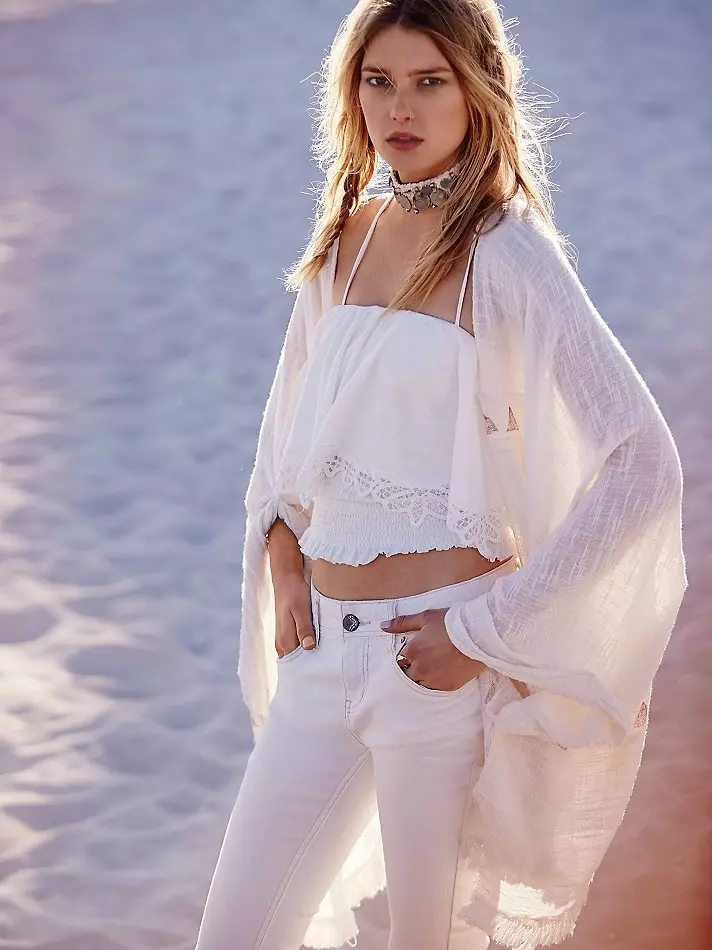 Sigrid Agren glumi u lookbooku Free People's 'Wash Ashore'.