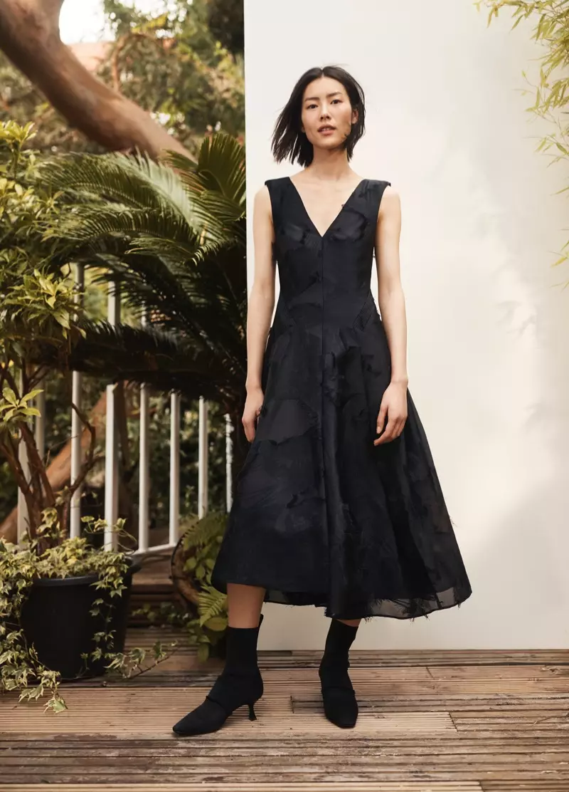 H&M Conscious Exclusive 2018 жылғы күзгі-қысқы науқанға арналған кішкентай қара көйлекті жарықтандырады