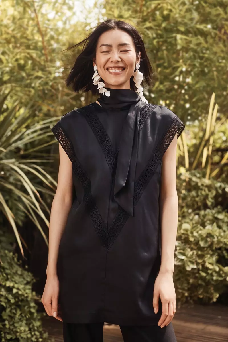 Tá aoibh gháire ar Liu Wen i bhfeachtas titim-gheimhridh 2018 H&M Conscious Exclusive