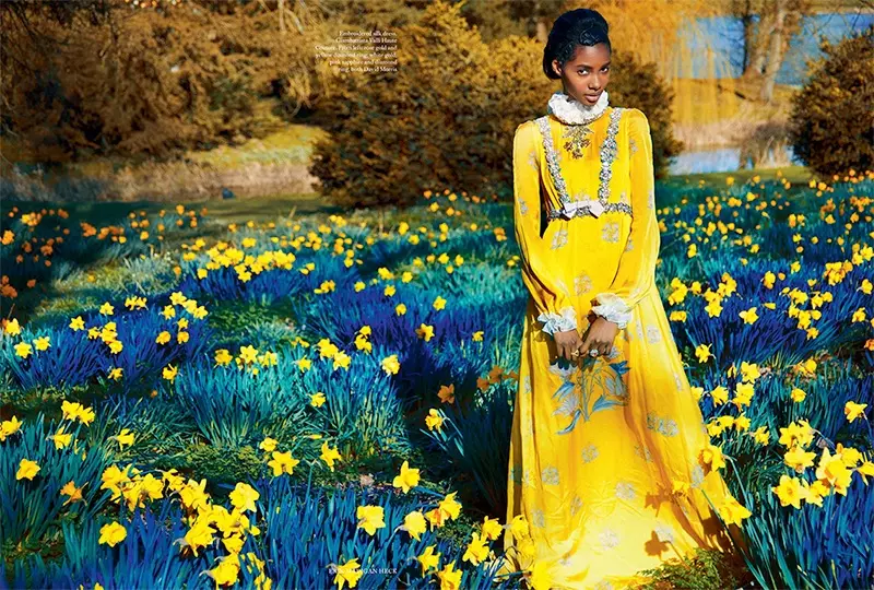 Tami Williams nangtung kaluar dina pakéan sutra sutra Giambatiista Valli Haute Couture