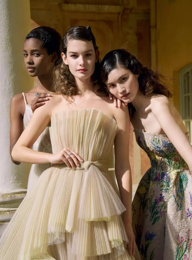 Awọn awoṣe mẹta ti awọn ẹwa Dior Haute Couture awọn aṣọ ẹwu obirin pẹlu iṣẹ-ọnà ati pleating