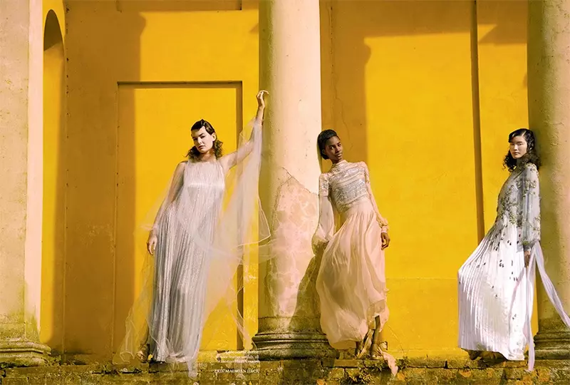 Ophelie Guillermand, Tami Williams e Sui He modelos de vestidos de gasa bordados Valentino Haute Couture