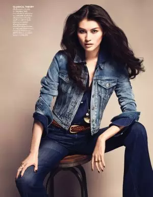 Sui He dreht sich bei Vogue Thailand um Denim