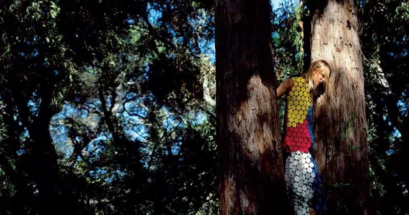 Marni pose sa campagne printemps-été 2016 dans un décor forestier