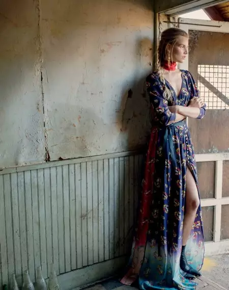 Suvi Koponen Modelsdị uwe ịhụnanya na uwe mwụda na Vogue Russia
