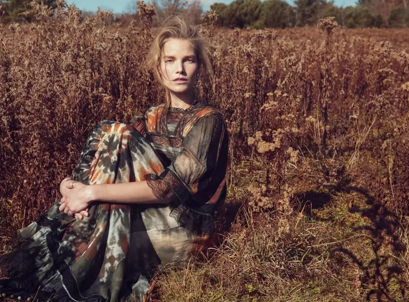 Suvi tạo dáng trên cánh đồng với chiếc váy in họa tiết trừu tượng của Valentino