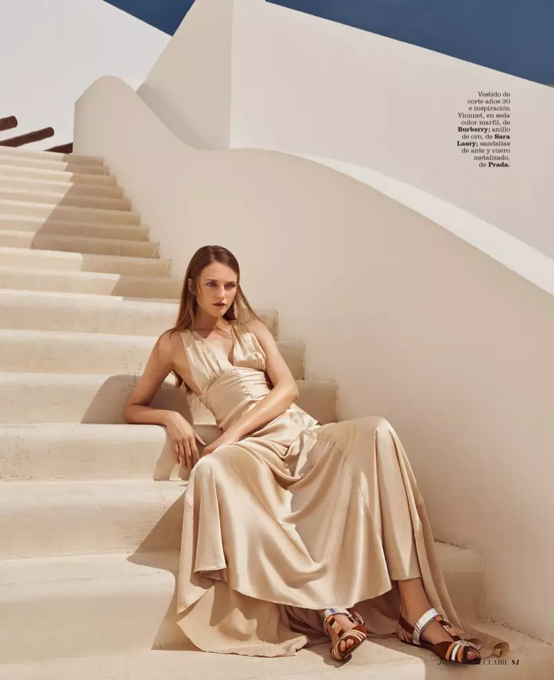 Vlada Roslyakova trägt ein schräg geschnittenes Kleid von Burberry mit Prada-Sandalen