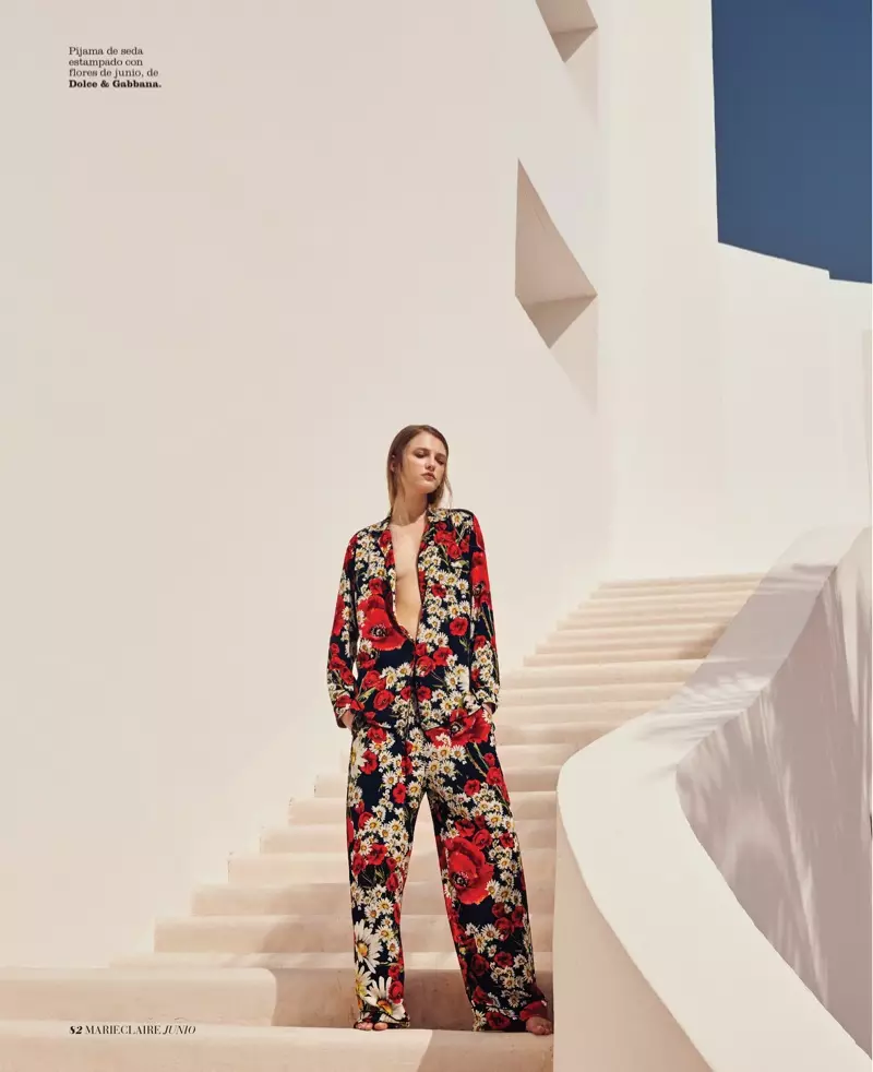 Wlada “Dolce & Gabbana” gülli çap we balakda pijama geýýär