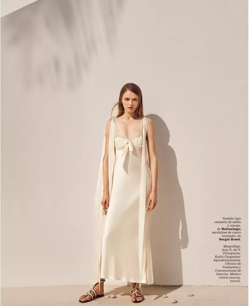 Vlada Roslyakkova trägt ein Satin-Slip-Kleid von Balenciaga mit Sandalen von Sergio Rossi