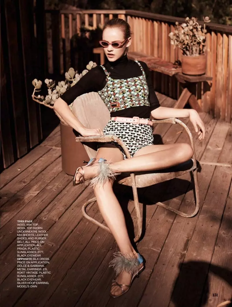 Modellen Ginta Lapina har på seg Prada-look med cropped topp, truser og sandaler