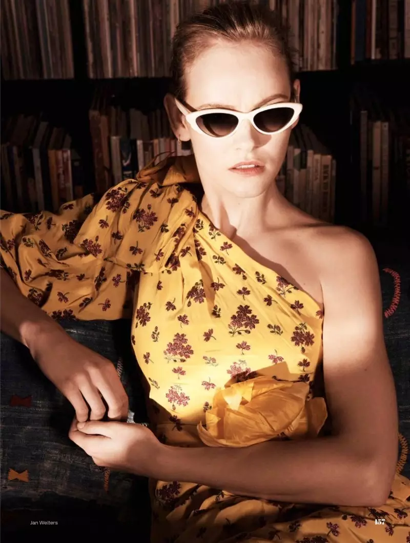 Umfassender Druck, Ginta Lapina modelliert ein Gucci-Seidenkleid und eine Black Eyewear-Sonnenbrille