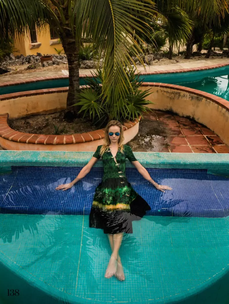 Andando a bordo piscina, Ginta Lapina indossa abito Altuzarra e occhiali da sole Ray-Ban