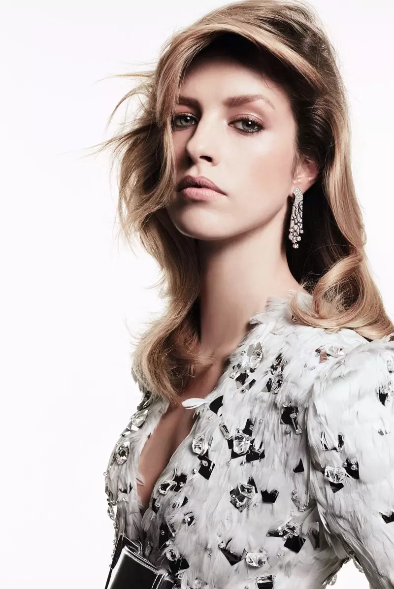 Model Julia Frauche draacht Chanel Fine Jewelry earrings en feathered top