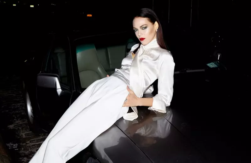 Kinga Rajzak poserer i lokkende looks til Harper's Bazaar Kasakhstan