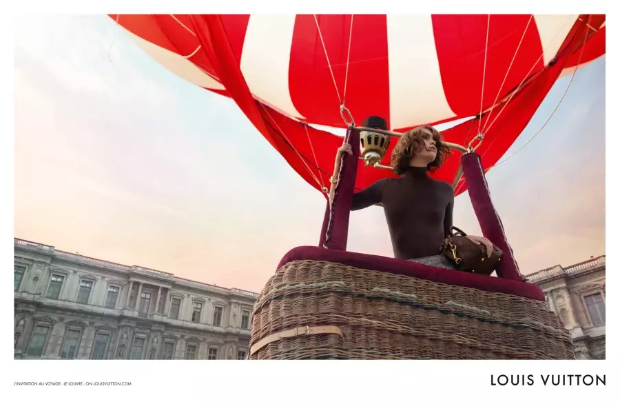 Arizona Muse ji bo Kampanyaya "L'invitation au Voyage" ya Louis Vuitton ji hêla Inez & Vinoodh ve firîn.