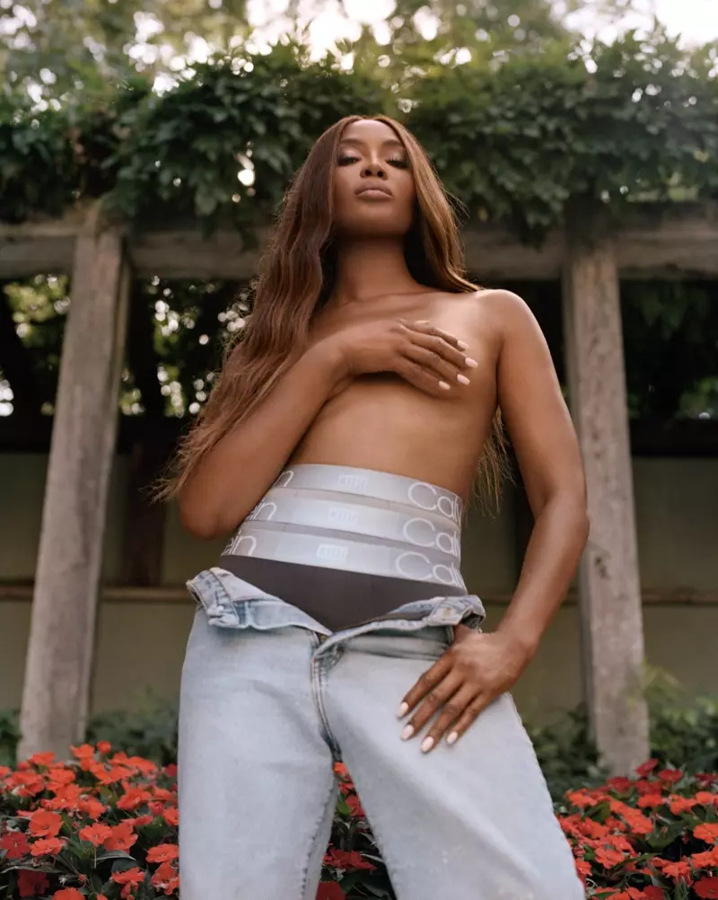 Naomi Campbell poserer toppløs og fronter Kith for Calvin Klein 2021-kampanjen.