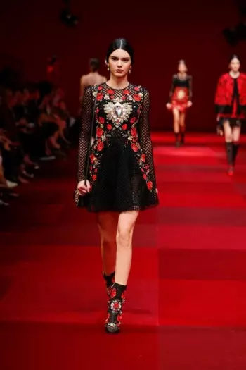 Dolce & Gabbana နွေဦး 2015 အတွက် စပိန်ကို ကြည့်ပါ။