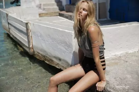 Emma Stern Nielsen Pozas en la Resort Swimwear Collection de Tori Praver