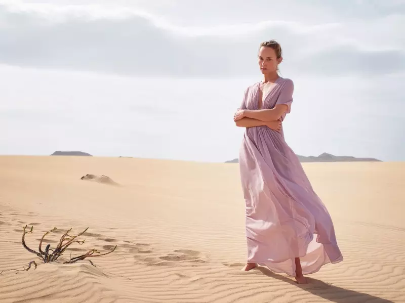 Amber Valletta pózuje v maxi šatách pre kampaň Mango na jar a leto 2018