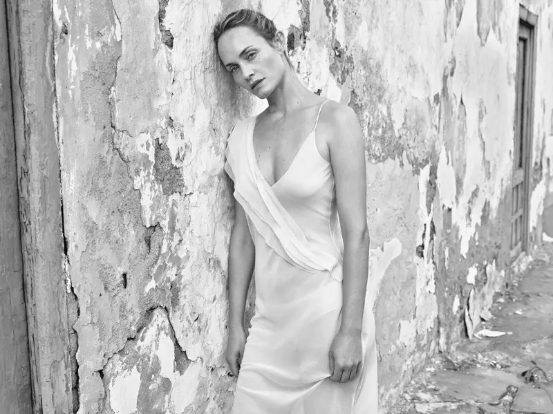 Amber Valletta nosí v kampani Mango na jar a leto 2018 obtiahnuté šaty