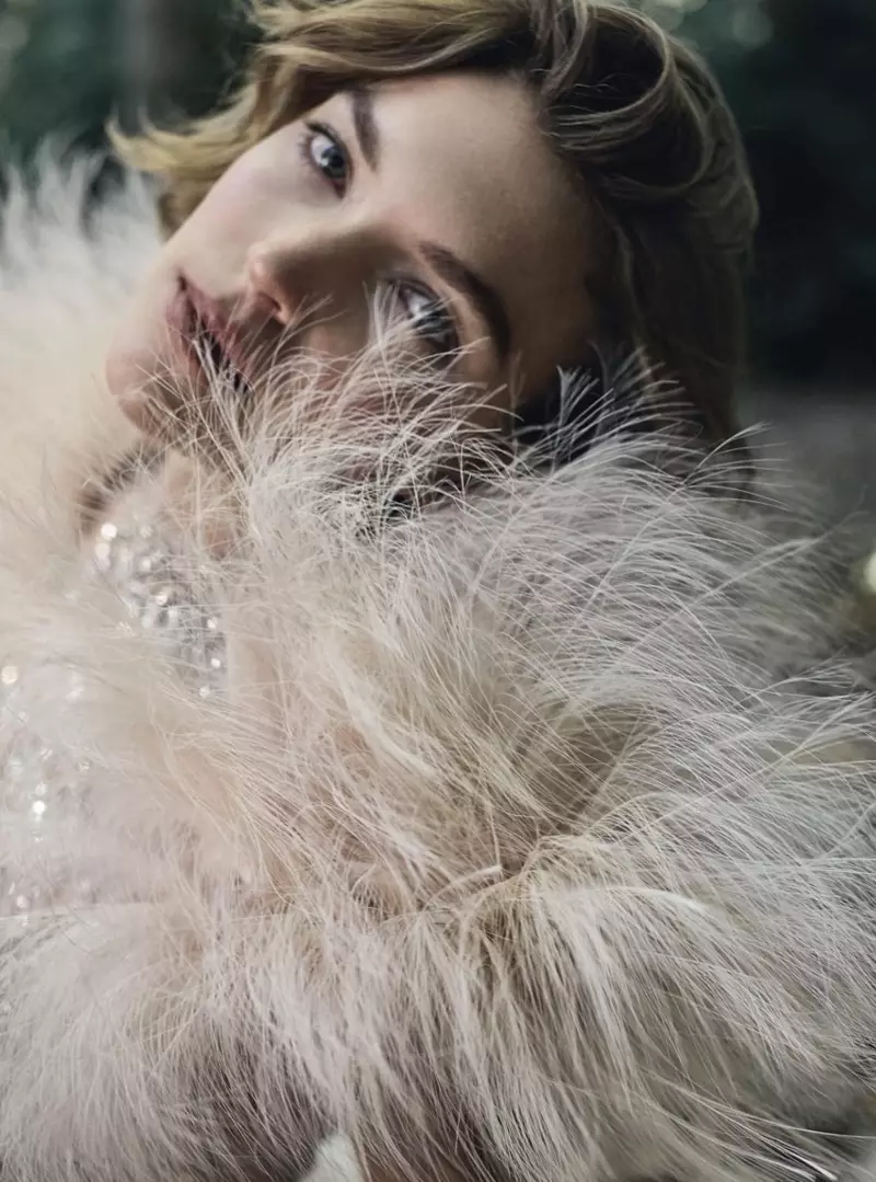 Arizona Muse poséiert an der Saison schéinste Kleeder fir Harper's Bazaar UK