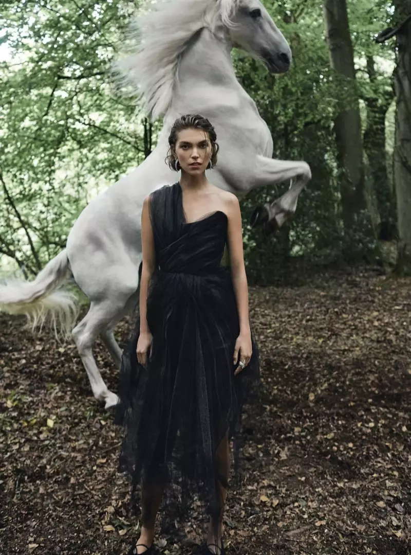 Arizona Muse poseart yn 'e moaiste jurken fan it seizoen foar Harper's Bazaar UK