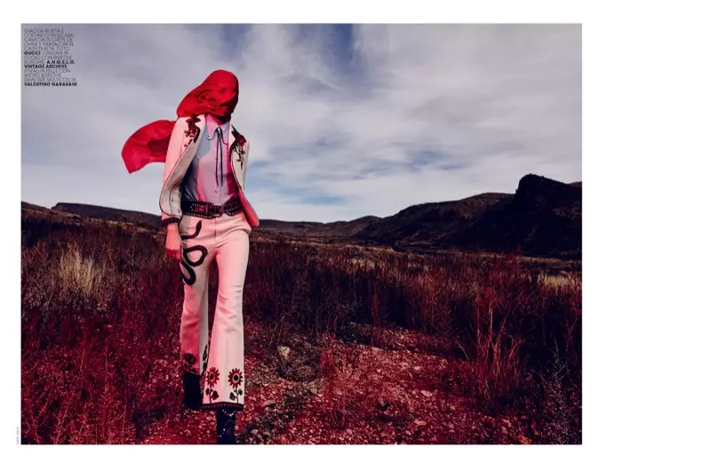 Marique modela chaqueta, camisa y pantalones Gucci bordados en un escenario al aire libre