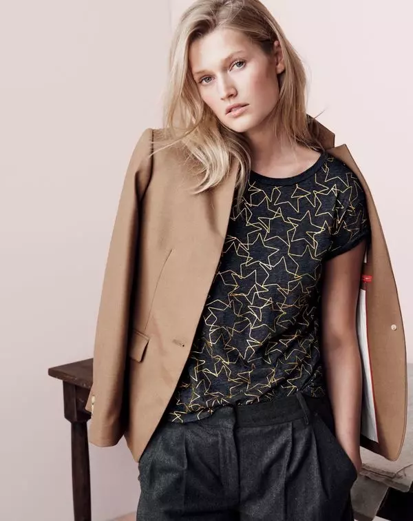 Тони Гаррн позирует в Cozy Fall Styles от J. Crew