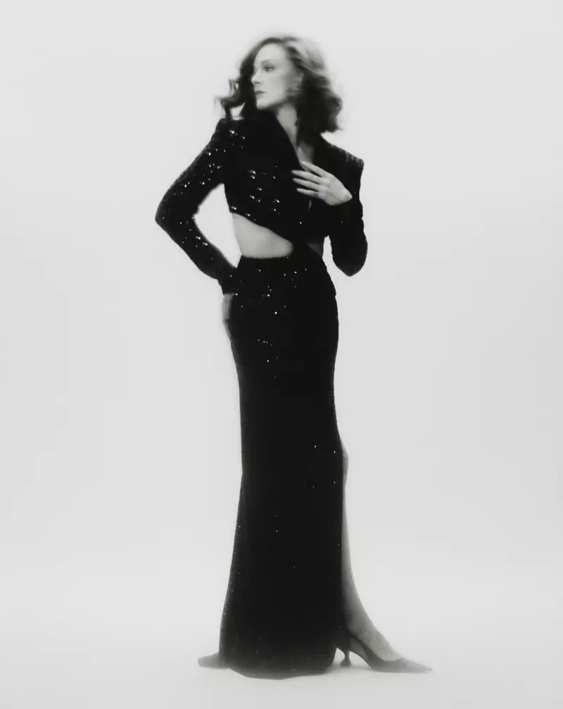 Difoto dalam warna hitam putih, Ana Polvorosa mengenakan gaun payet Les Hommes Femmes. Foto: Javier Biosca / InStyle Spain