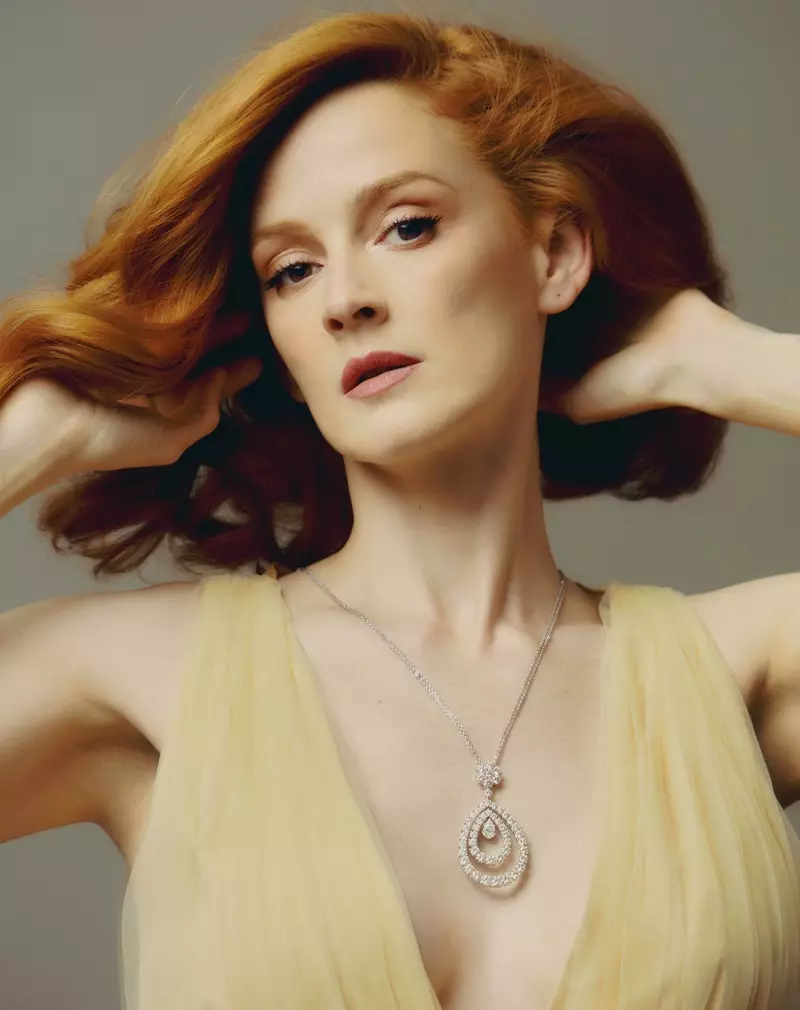 Ана Палвароса пазіруе ў сукенцы Elisabetta Franchi і каралі Chopard. Фота: Javier Biosca / InStyle Spain