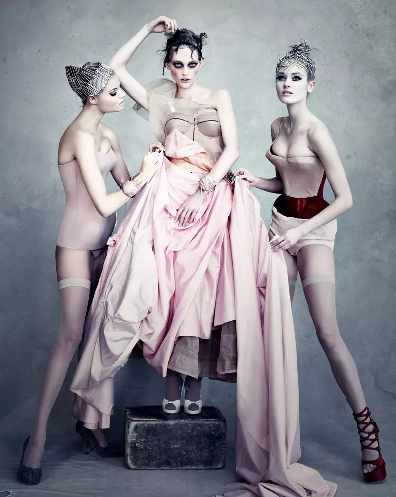 Sasha Pivovarova, Magdalena Frackowiak, Jac Jagaciak & Maryna Linchuk dalam Dior Couture oleh Patrick Demarchelier