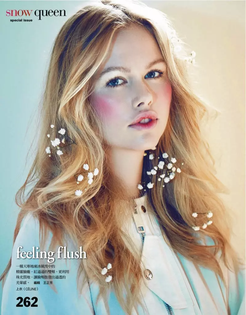 Posando com as bochechas coradas e o cabelo em ondas românticas, Emma Stern Nielsen modela para a Vogue Taiwan