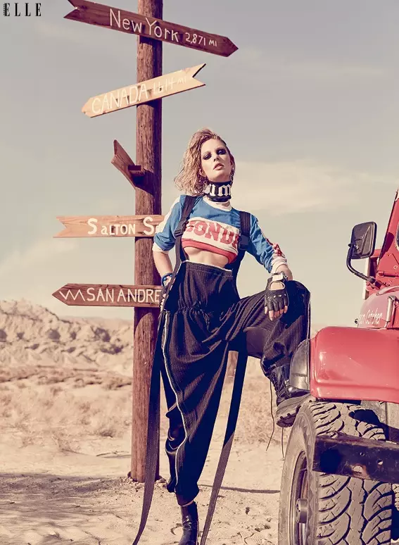 Позирајќи во пустина, Патриша го моделира Френки колективниот горен дел со комбинезон и чизми од DKNY
