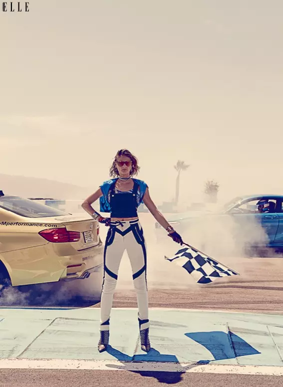 Држејќи го знамето на трката, Патриша ван дер Влиет носи изглед инспириран од мото