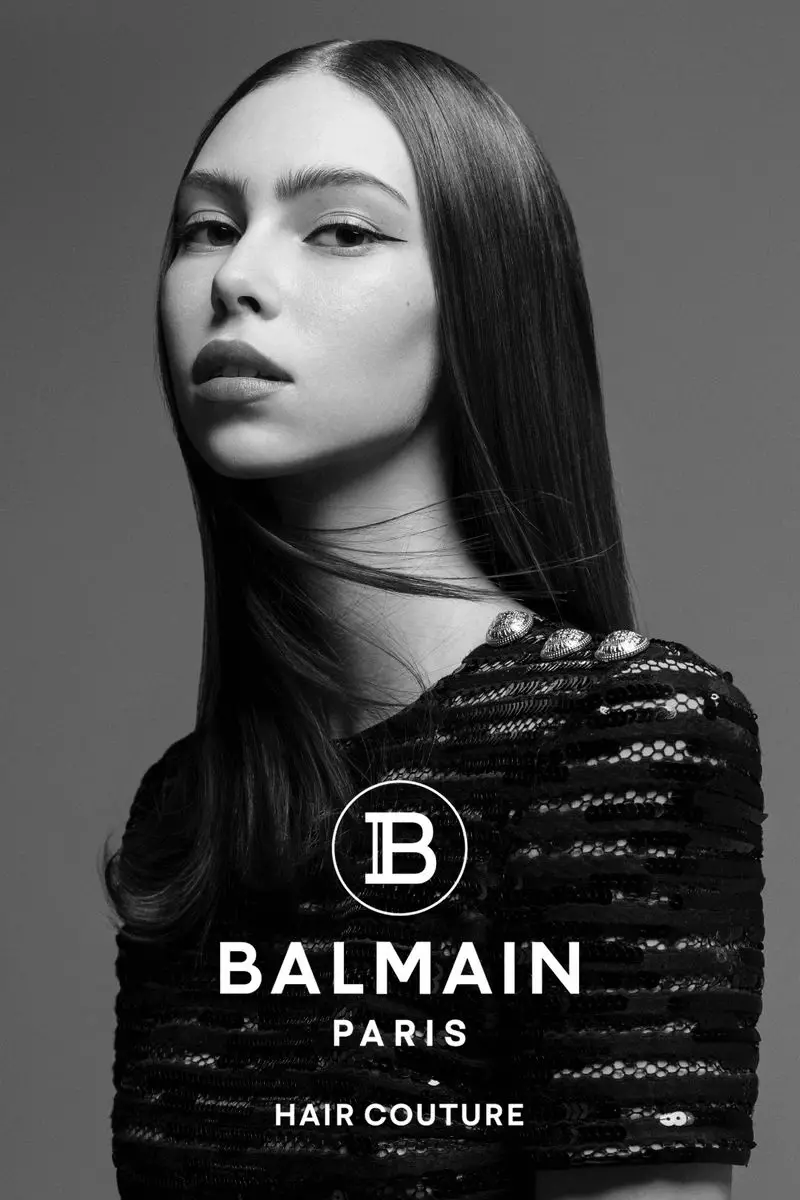 Caitheann Lorena Maraschi bríste caol i bhfeachtas titim-gheimhridh 2020 Balmain Hair Couture.