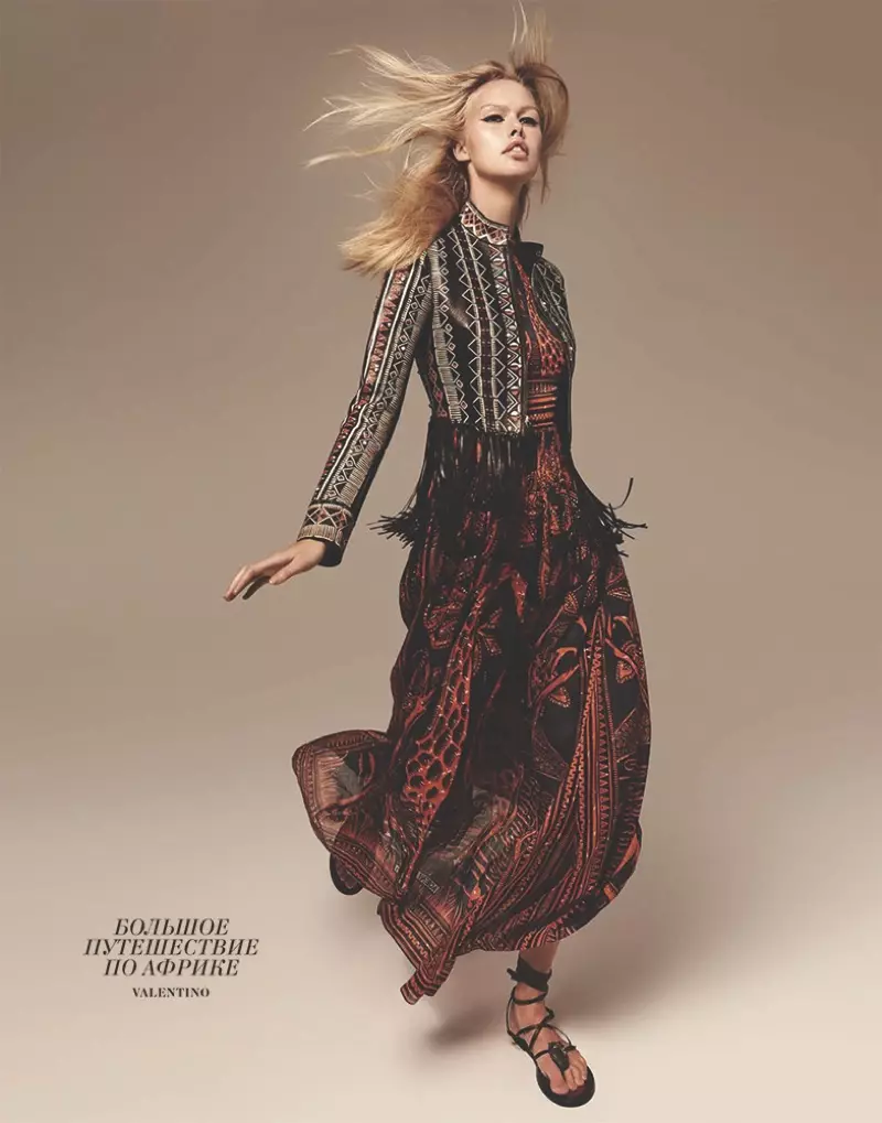 BOHEMIAN GLAM: Emma model jaket Valentino dan gaun maxi