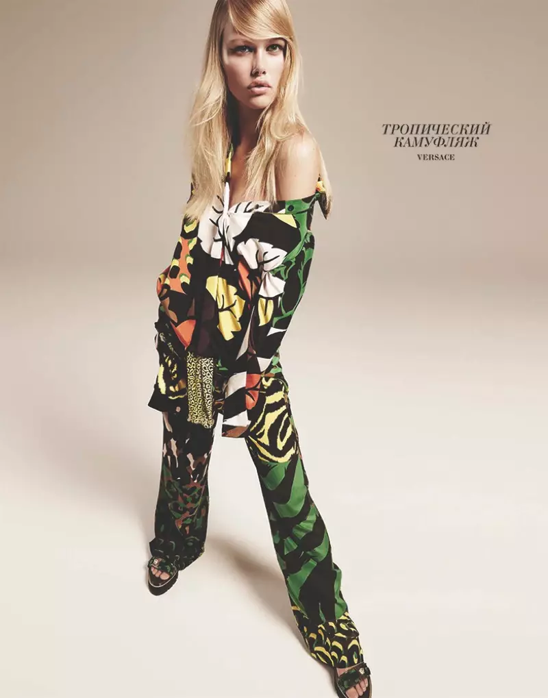 JUNGLE JUMBLE: Emma posearret yn printe top en broek fan Versace