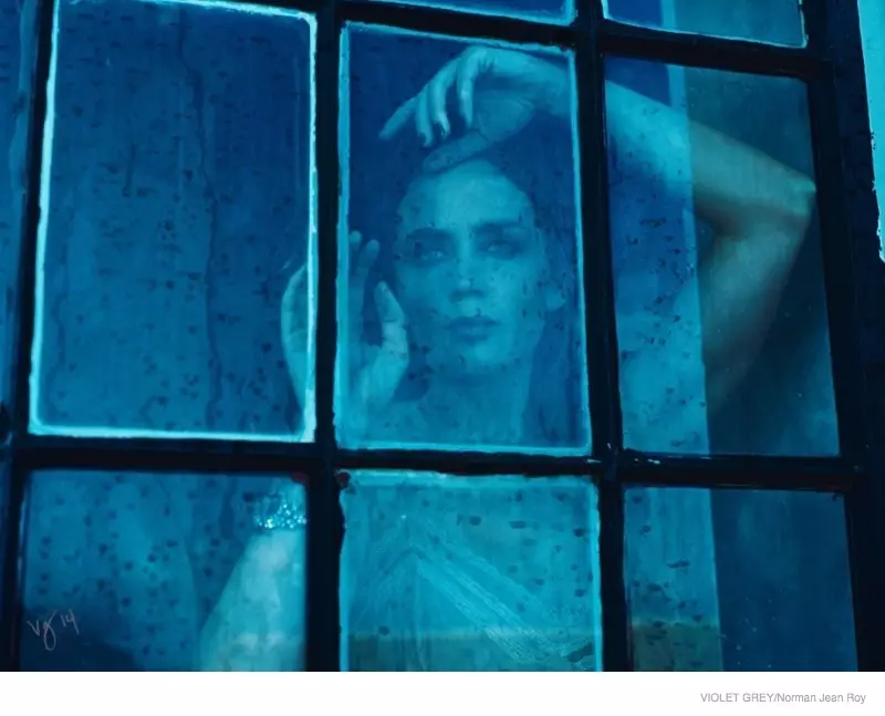 Η Emily Blunt Channels Fairytale Characters for Violet Grey