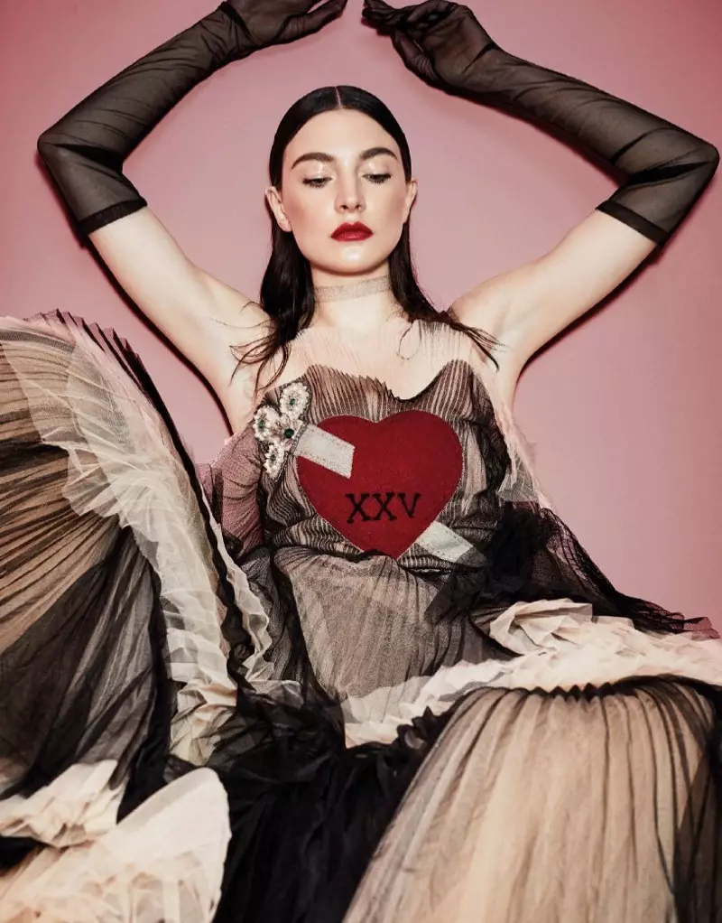 La modelo Jacquelyn Jablonski posa con vestido y guantes de Gucci