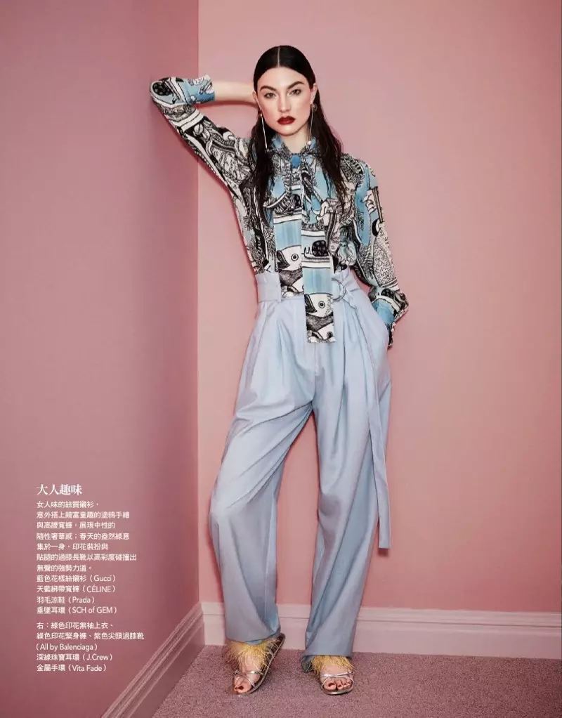 Opvallende pose, Jacquelyn Jablonski modellen Gucci-shirt, Celine-broek en Prada-sandalen