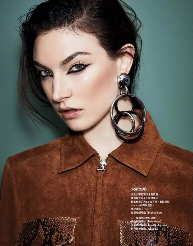 Jacquelyn Jablonski makket har close-up modellen fan Tod's jas en Michael Kors Collection earrings