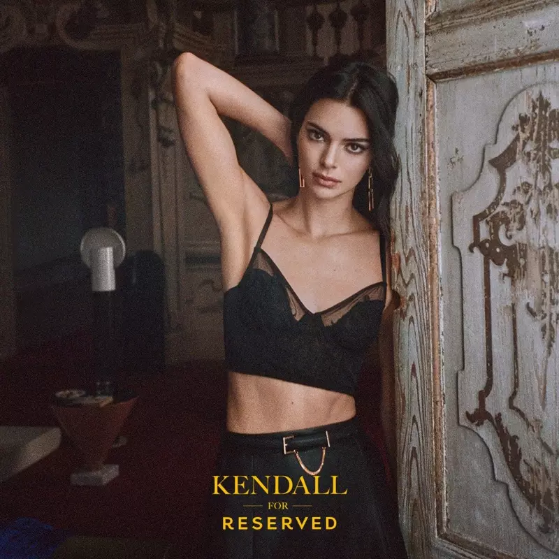 Modèl Kendall Jenner abiye an nwa pou kanpay otòn-ivè 2019 rezève