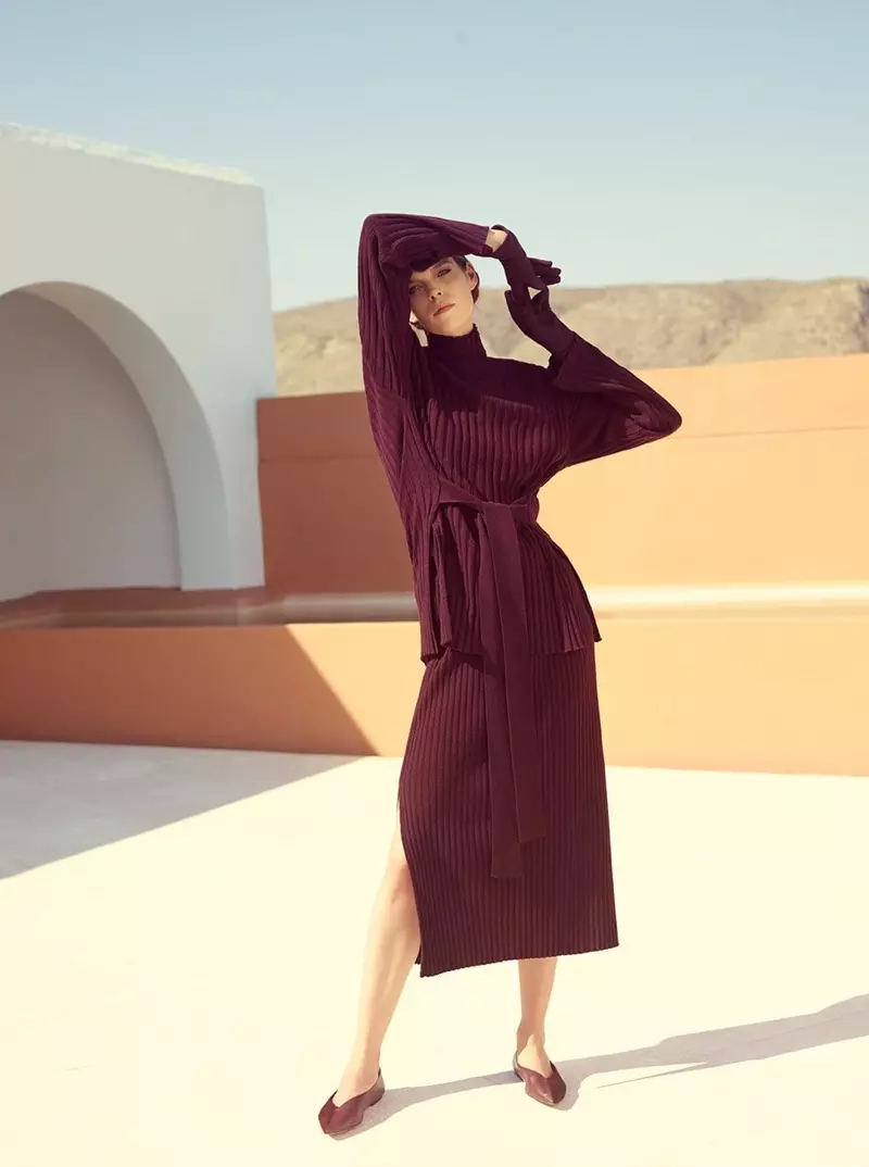 Ang modelong si Meghan Collison ay nag-pose sa wool at cashmere top at skirt mula sa Reserved Premium fall-winter 2019 collection