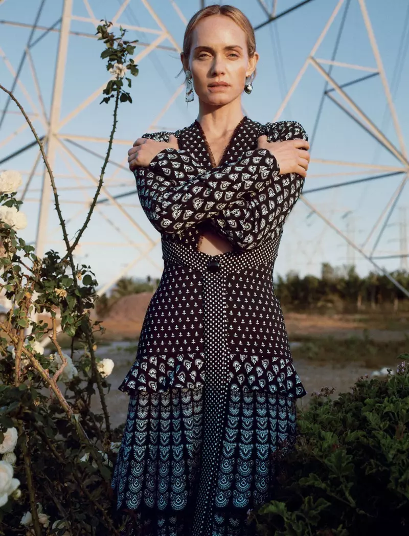 Amber Valletta porte une robe imprimée dans la campagne automne-hiver 2018 de Proenza Schouler