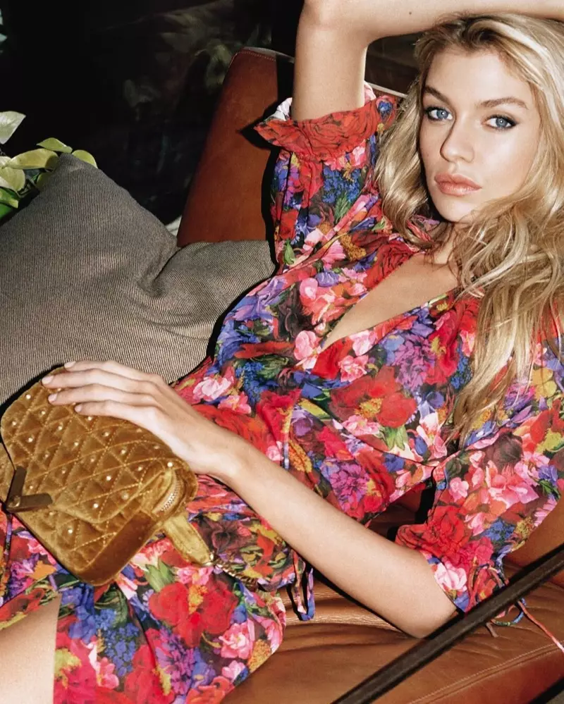 Stella Maxwell ta rungumi bugu na fure a cikin kamfen na bazara-rani na 2019 na Kooples