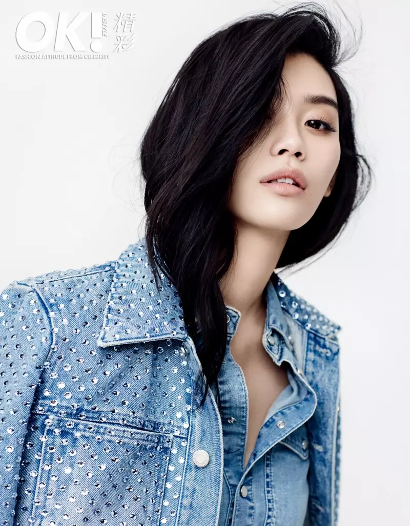 Chụp cận cảnh cô ấy, Ming Xi mặc áo khoác denim và áo sơ mi được tô điểm